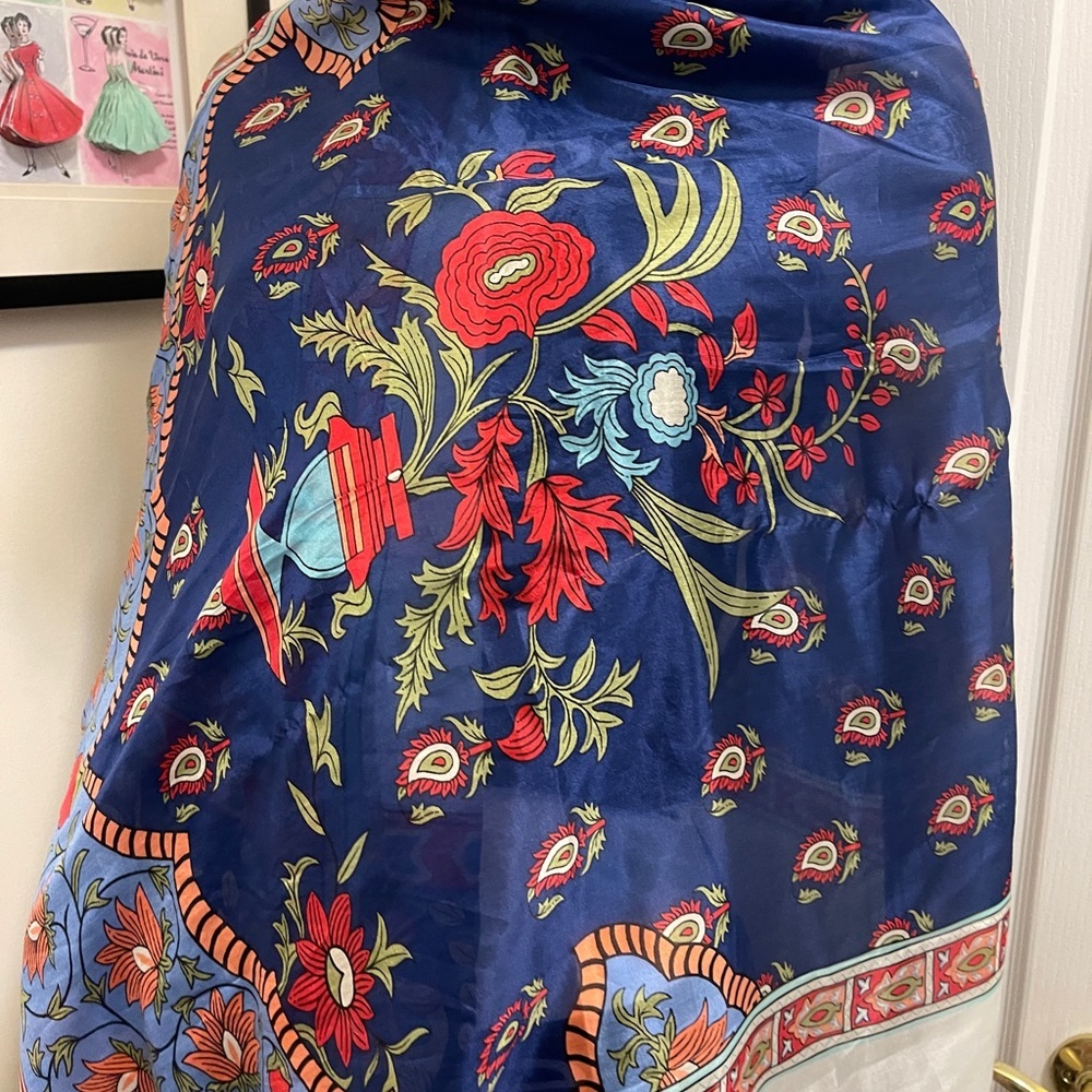 A large 100% silk scarf can be used as a wrapper or Hijab - Picture 11 of 16